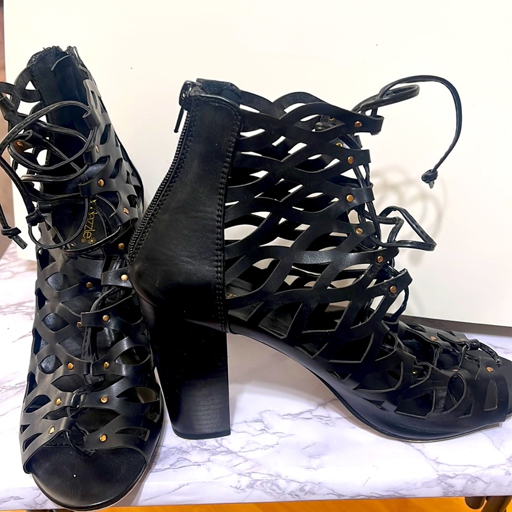 (Slightly Used) Black open top Sandals Size 10 lace up